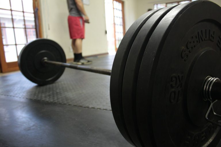 How to Breathe While Lifting Weights